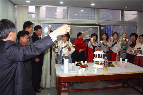 흙내음 뜨락 회원전 축배 